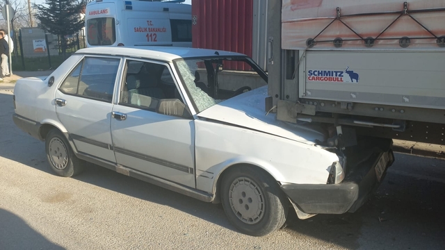 Otomobil park halindeki TIR'a çarptı: 1 yaralı
