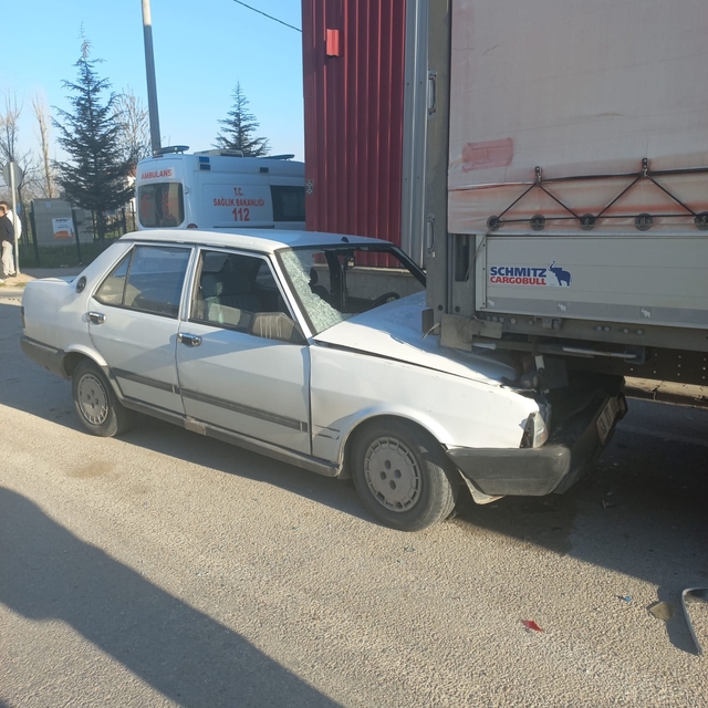 Otomobil park halindeki TIR'a çarptı: 1 yaralı