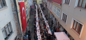 Tarihi sokakta paylaşım sofrası