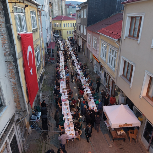 Tarihi sokakta paylaşım sofrası