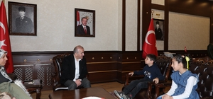 Bayrak nöbeti tutan minik öğrenciler Vali Hatipoğlu'nun konuğu oldu