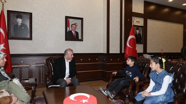 Bayrak nöbeti tutan minik öğrenciler Vali Hatipoğlu'nun konuğu oldu