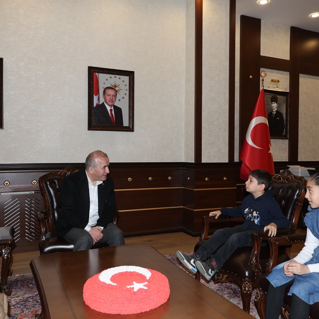 Bayrak nöbeti tutan minik öğrenciler Vali Hatipoğlu'nun konuğu oldu