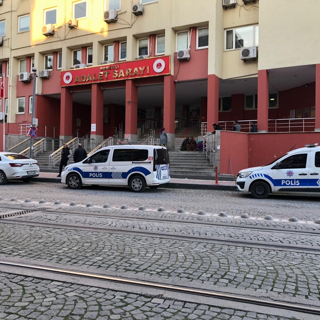 Duruşmada cinsel istismarla suçladığı kişiyi, adliye önünde öldürdü