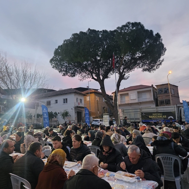 Büyükşehir'in iftar sofraları vatandaşları buluşturuyor
