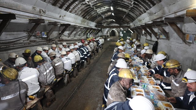 Bakan Bayraktar, madencilerle iftar yaptı
Enerji ve Tabii Kaynaklar Bakanı Alparslan Bayraktar:
"Çalışmayı en kısa zamanda normale döndürecek tedbirleri alıyoruz"