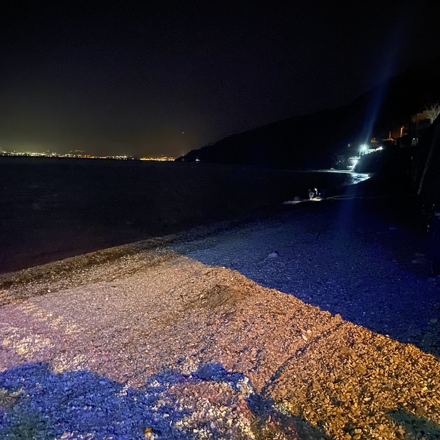 Balık tutmak için açılan kayık battı, baba-oğul ölümden döndü