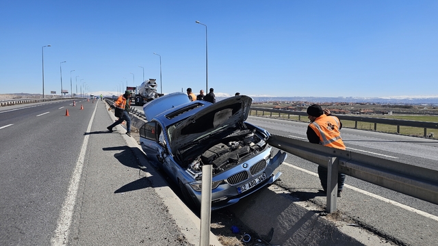 Otomobil refüje çarptı, araçta sıkışan sürücüyü itfaiye kurtardı