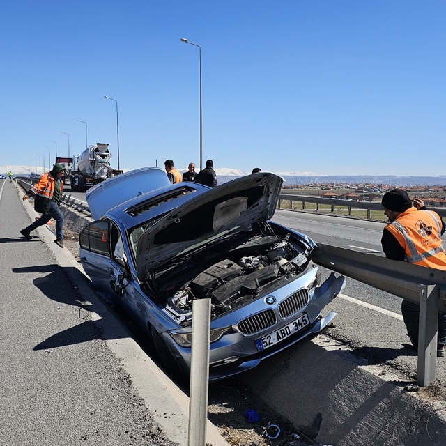 Otomobil refüje çarptı, araçta sıkışan sürücüyü itfaiye kurtardı