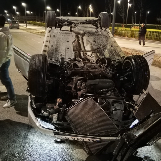 Motosiklete çarpan otomobil takla atarak ters döndü: 2 yaralı