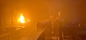 Antakya'da kızartma makinesinden çıkan yangında dönercide alevler yükseldi