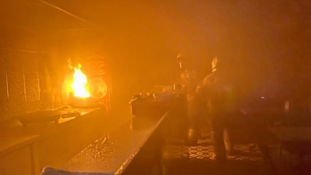 Antakya'da kızartma makinesinden çıkan yangında dönercide alevler yükseldi