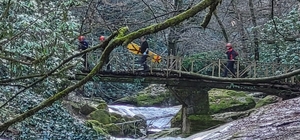 Dereye düşme tehlikesi geçirdi, yardım eden akrabalarıyla uçuruma yuvarland...