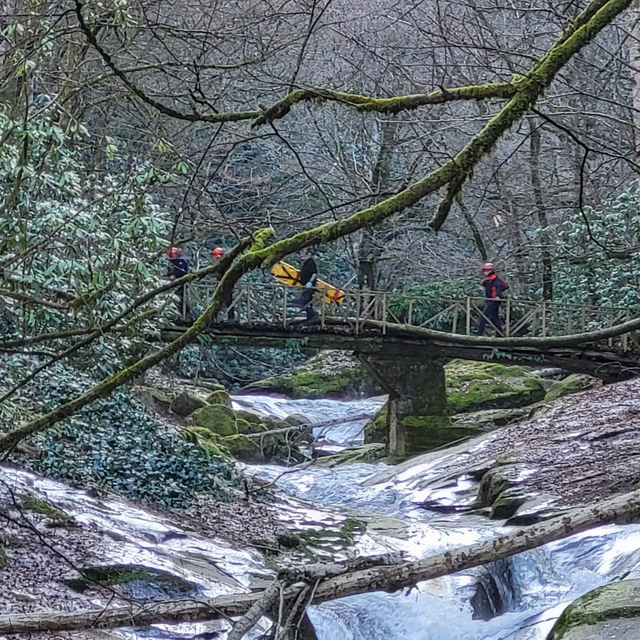 Dereye düşme tehlikesi geçirdi, yardım eden akrabalarıyla uçuruma yuvarland...