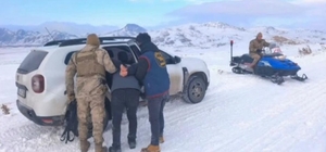 12 yıl 8 ay cezası bulunan firari hükümlü kar motoruyla takip sonucu yakala...