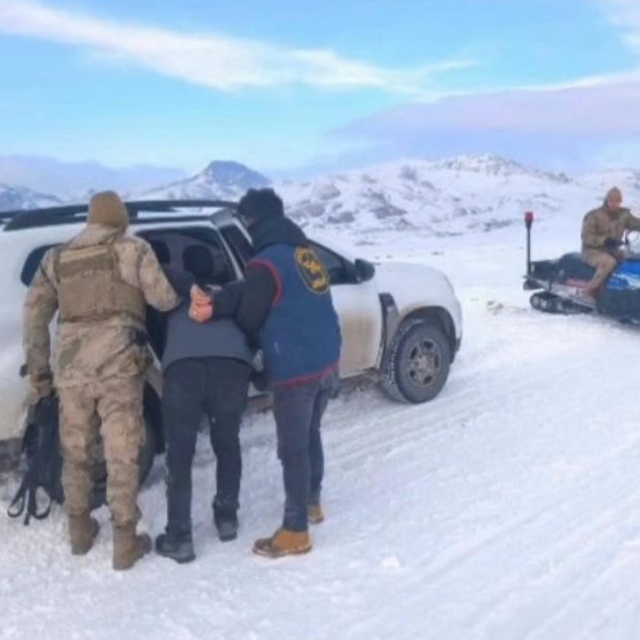 12 yıl 8 ay cezası bulunan firari hükümlü kar motoruyla takip sonucu yakala...