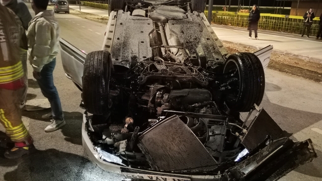 Motosiklete çarpan otomobil takla atarak ters döndü: 2 yaralı