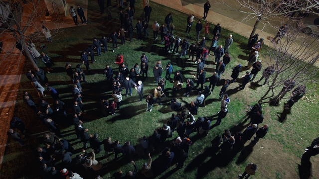 Davul ve klarnet eşliğinde geleneksel sahur halayı onlarca kişiyi buluşturdu
Elazığ'da geleneksel sahur halayında yoğun katılım