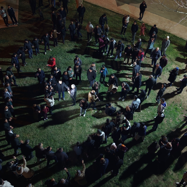 Davul ve klarnet eşliğinde geleneksel sahur halayı onlarca kişiyi buluşturd...