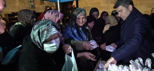 Vali Önder Bakan, cami bahçesinde ve kütüphanede vatandaşlara simit ile ayran dağıttı