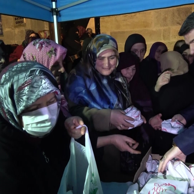 Vali Önder Bakan, cami bahçesinde ve kütüphanede vatandaşlara simit ile ayr...