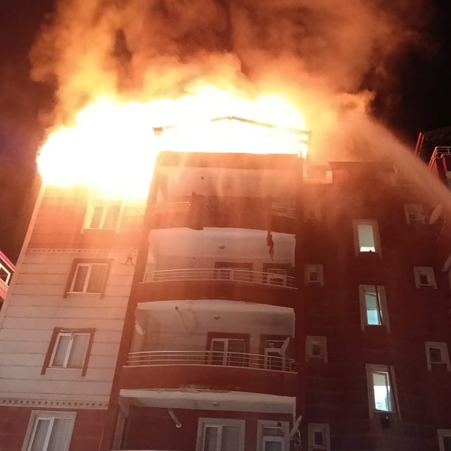 Apartmanın teras katı alevlere teslim oldu