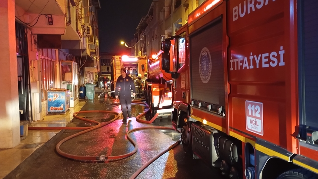 Bursa'da apartmanın çatı katında yangın
