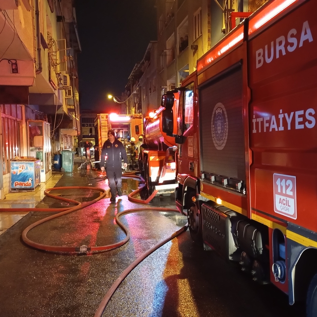 Bursa'da apartmanın çatı katında yangın