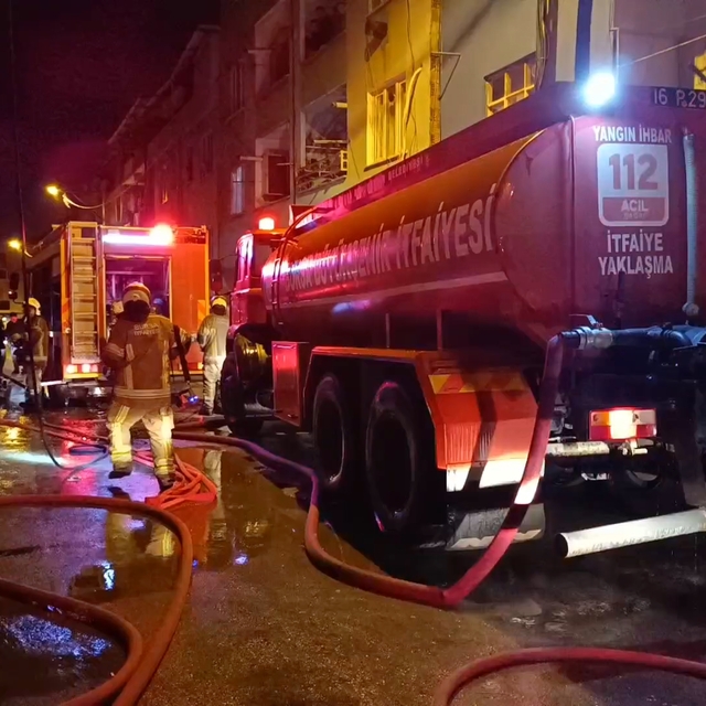 Bursa'da apartmanın çatı katında çıkan yangın söndürüldü