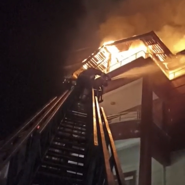 Yozgat'ta 5 katlı apartmanın çatı katında çıkan yangın söndürüldü