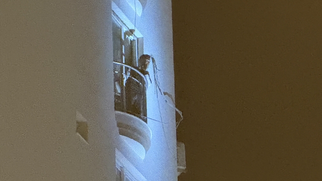 Adana'da bir genç elindeki kolonya şişesiyle dehşet saçtı: "Kendimi ve evi yakacağım"