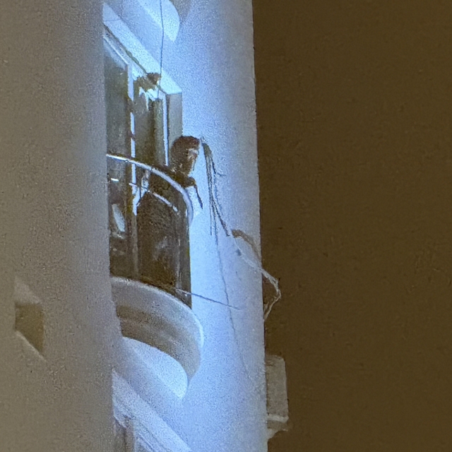 Adana'da bir genç elindeki kolonya şişesiyle dehşet saçtı: "Kendimi ve evi...