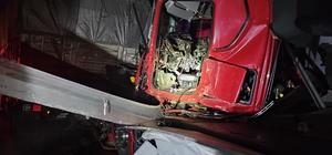 Bursa'da iki tırın çarpıştığı kazada 1 kişi hayatını kaybetti