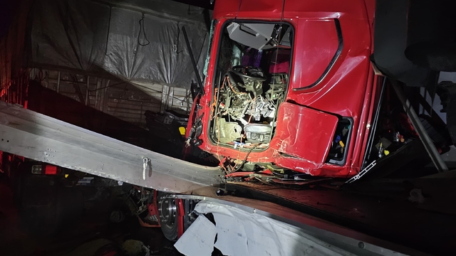 Bursa'da iki tırın çarpıştığı kazada 1 kişi hayatını kaybetti