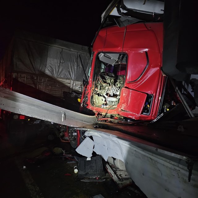 Bursa'da iki tırın çarpıştığı kazada 1 kişi hayatını kaybetti