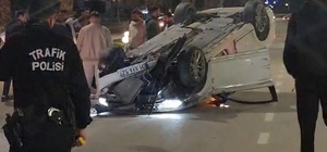 Motosiklete çarpan otomobil takla attı: 2 yaralı