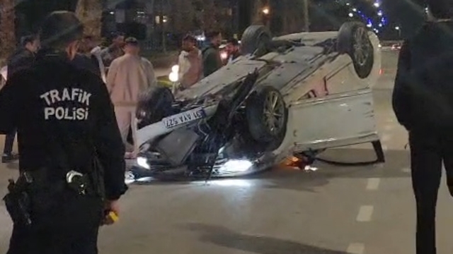 Motosiklete çarpan otomobil takla attı: 2 yaralı