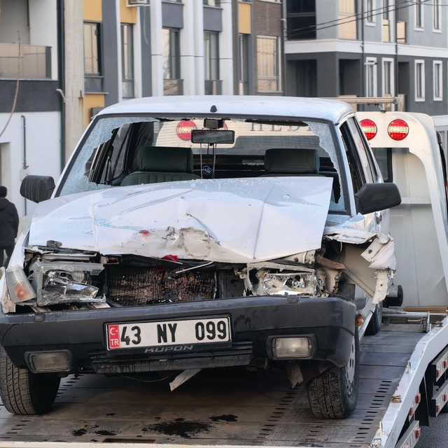 İnegöl'de park halindeki tıra çarpan otomobilin sürücüsü yaralandı