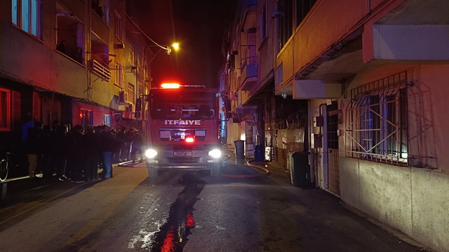 Bursa'da bir binanın çatı katında çıkan yangın söndürüldü