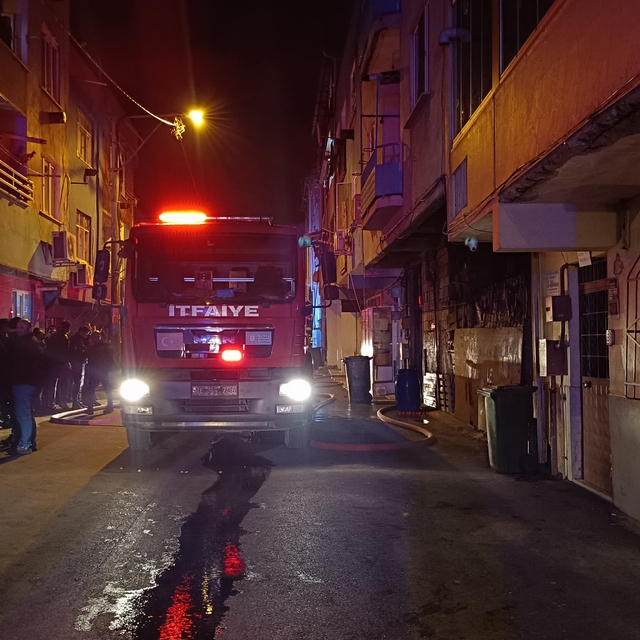 Bursa'da bir binanın çatı katında çıkan yangın söndürüldü
