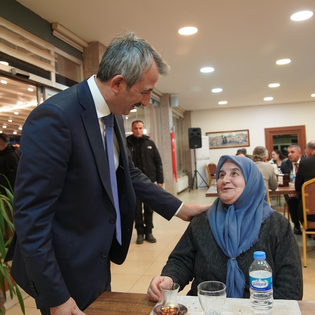 Edirne Valisi Sezer, jandarma personeli ve şehit aileleriyle iftarda buluşt...