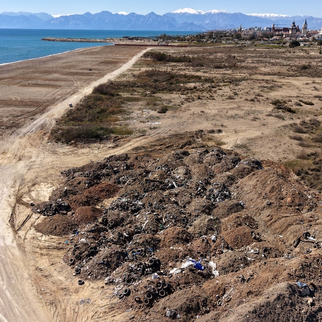 Caretta kumsalındaki temizlik çalışmasında 1500 lağım çukuru tespit edildi
