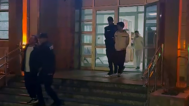 Firari hükümlü baba ile 2 oğlu, yangın merdiveninde yakalandı