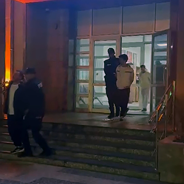 Firari hükümlü baba ile 2 oğlu, yangın merdiveninde yakalandı