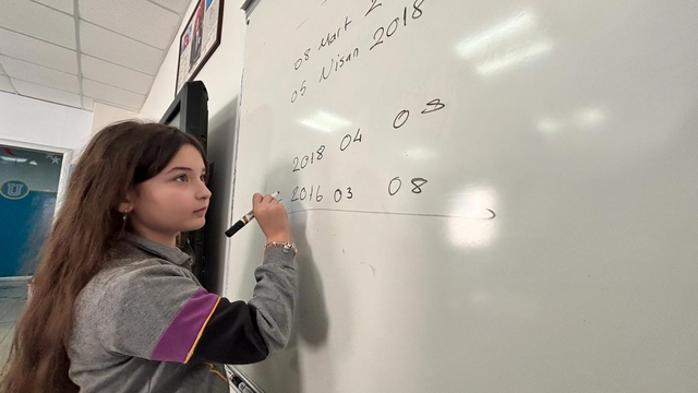 Matematikte dünya birincisi olan Trabzonlu Lina'nın hayali Nobel ödülü
İlkokul 4. sınıf öğrencisi Lina, Roma'da düzenlenecek uluslararası final yarışmasında Türkiye'yi temsil etmeye hazırlanıyor