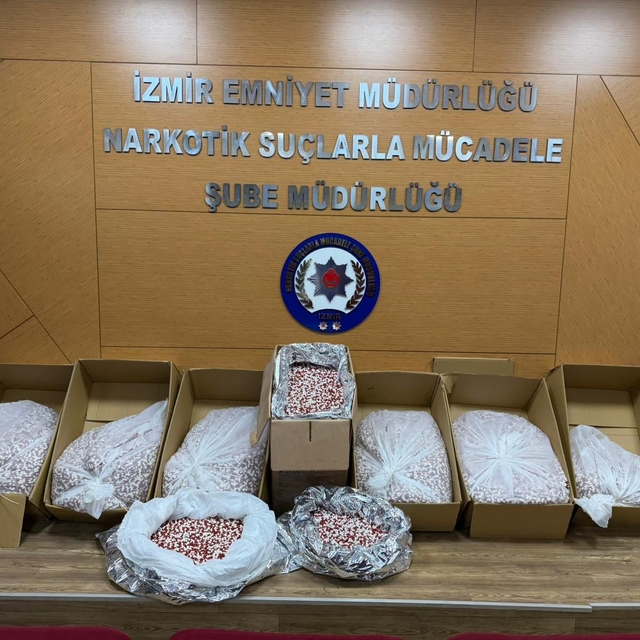 İzmir'de narkotik polisi 356 bin uyuşturucu hap yakaladı