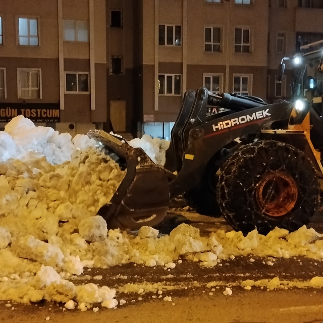 Bitlis'te kaldırımlardaki karlar kamyonlarla taşınıyor