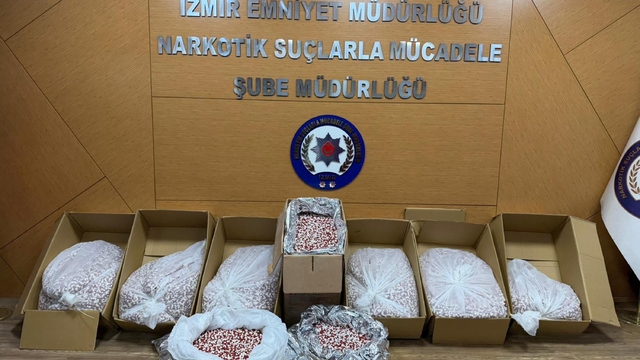 İzmir'de 356 bin sentetik ecza hap ele geçirildi; 3 tutuklama