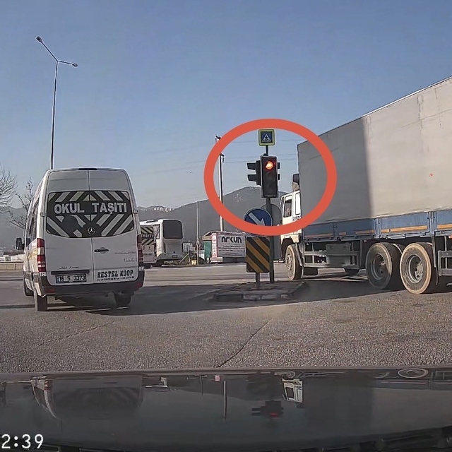 Bursa'da sürücüler kırmızı ışıkta durmadı