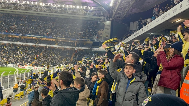 Depremzede gençler süper lig maçlarında moral buldu
Gençler depremin yaralarını tribünde sardılar